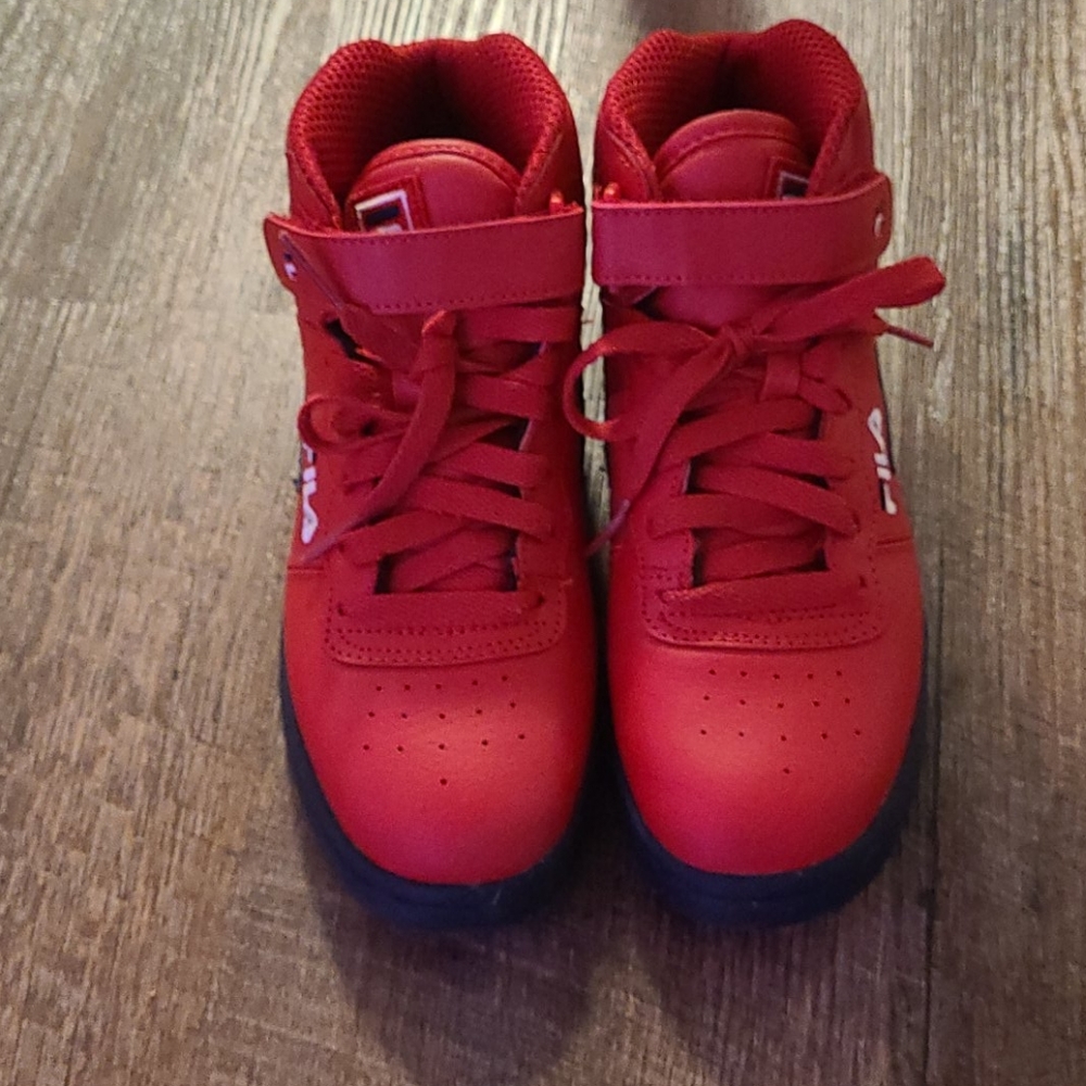 Tennis shoes